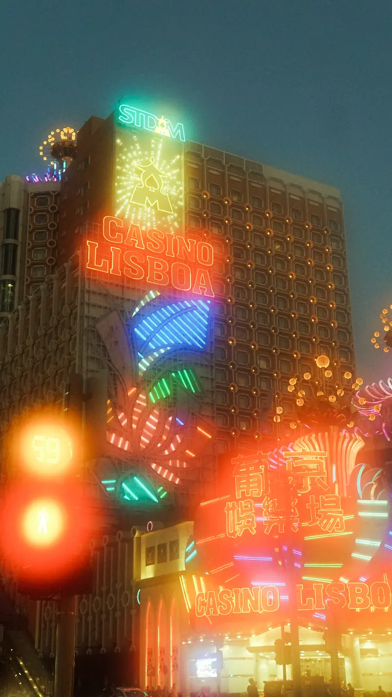 NEON NIGHTS - Photo 1